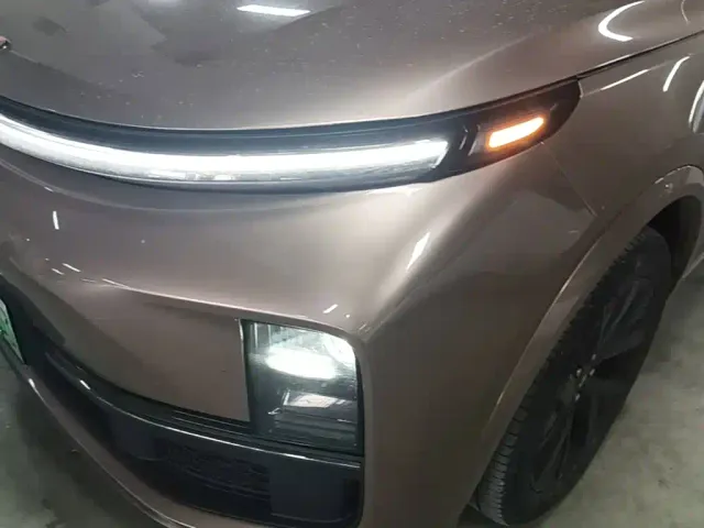 Li Auto L8 — Фото автомобиля 23