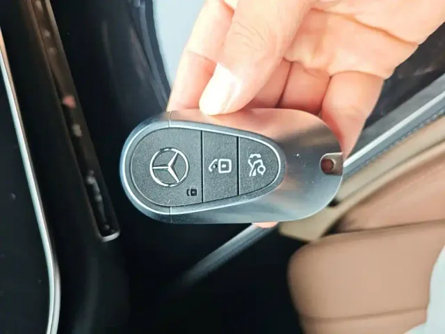 Mercedes-Benz E-Class — Фото автомобиля 8