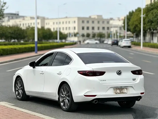 Mazda Axela — Фото автомобиля 9