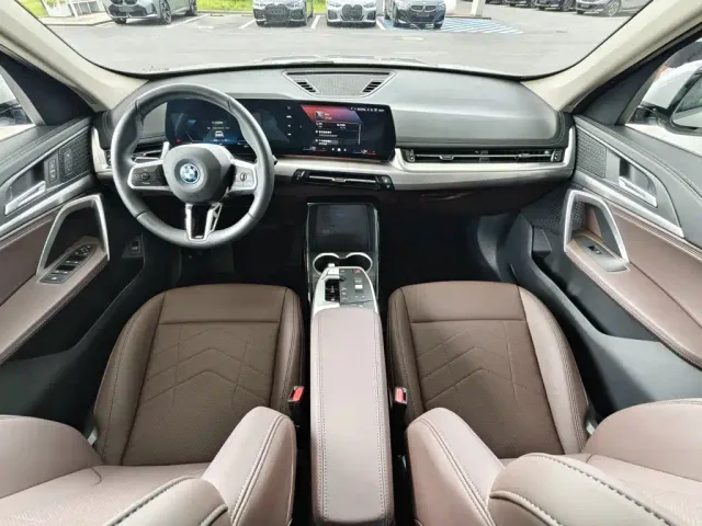BMW iX1 — Фото автомобиля 13
