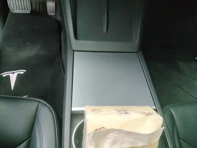Tesla Model 3 — Фото автомобиля 10