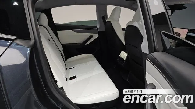 Tesla Model Y — Фото автомобиля 17
