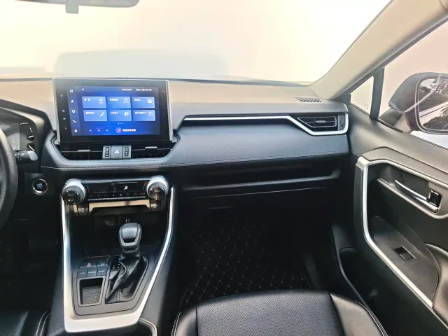 Toyota RAV4 — Фото автомобиля 12