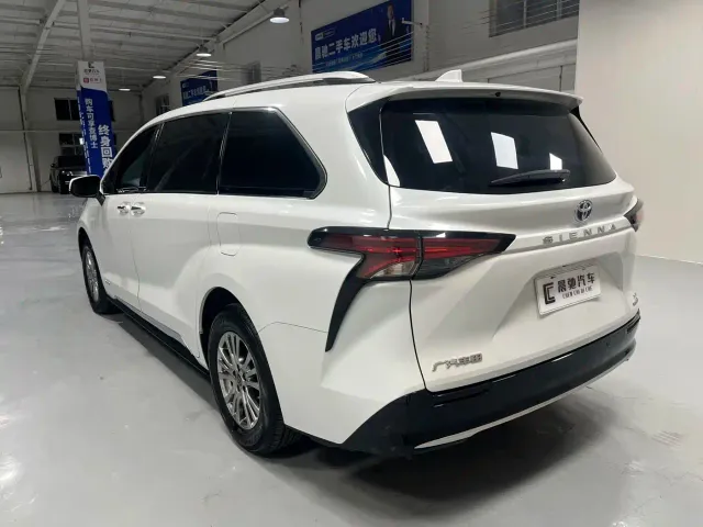 Toyota Sienna — Фото автомобиля 6