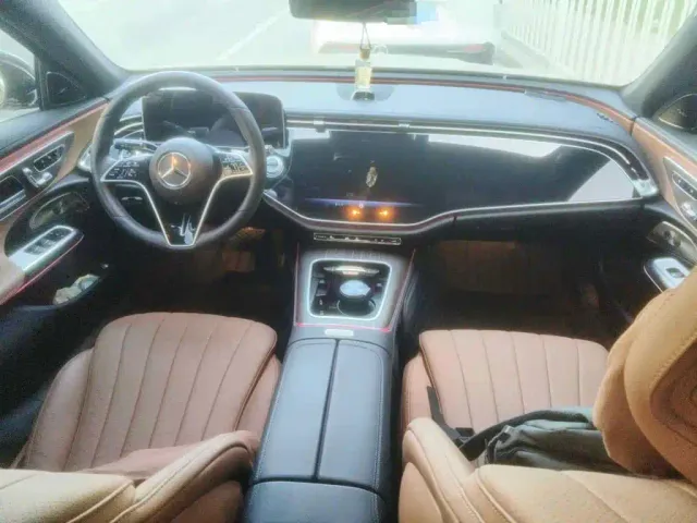 Mercedes-Benz E-Class — Фото автомобиля 12