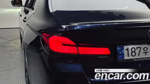BMW 5-Series — Фото автомобиля 24