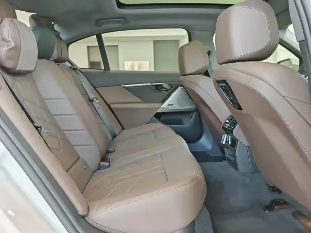 BMW 5 Series — Фото автомобиля 20