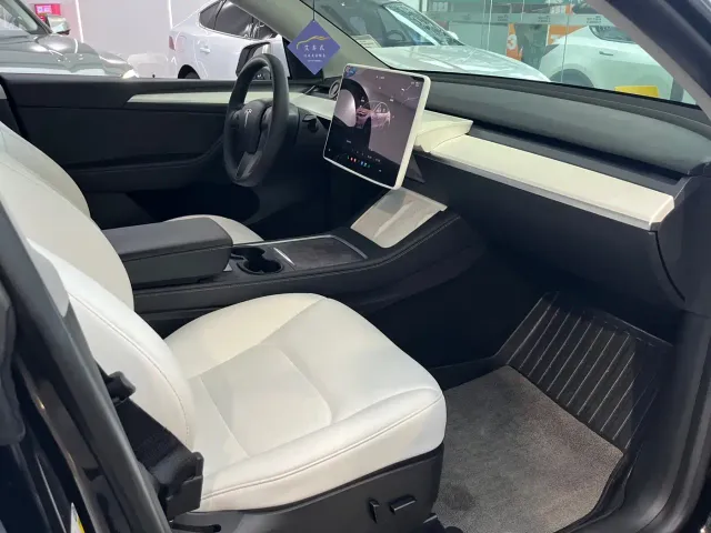 Tesla Model Y — Фото автомобиля 8