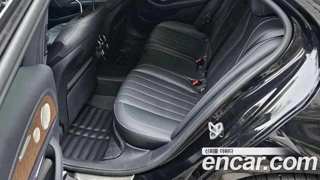 Mercedes-Benz E-Class — Фото автомобиля 12