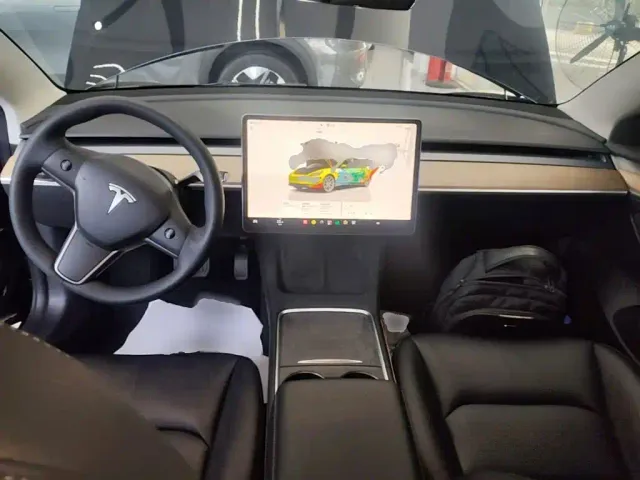 Tesla Model 3 — Фото автомобиля 9