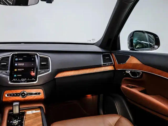 Volvo XC90 — Фото автомобиля 22