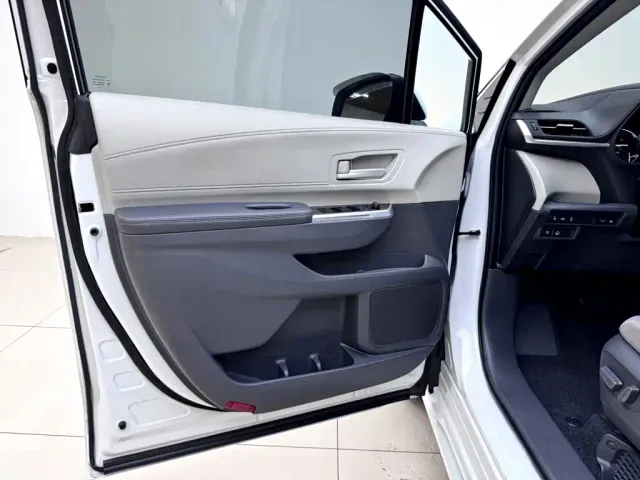 Toyota Sienna — Фото автомобиля 8
