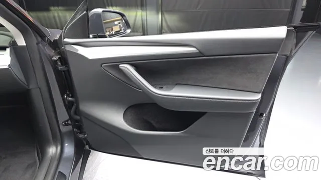 Tesla Model Y — Фото автомобиля 13