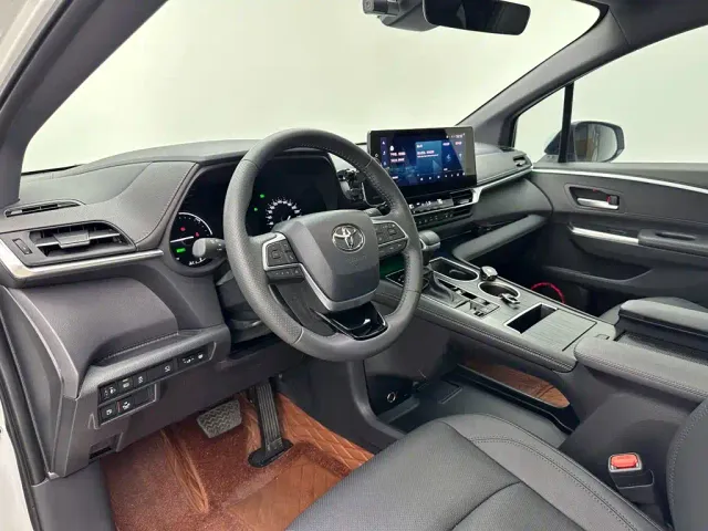 Toyota Sienna — Фото автомобиля 13