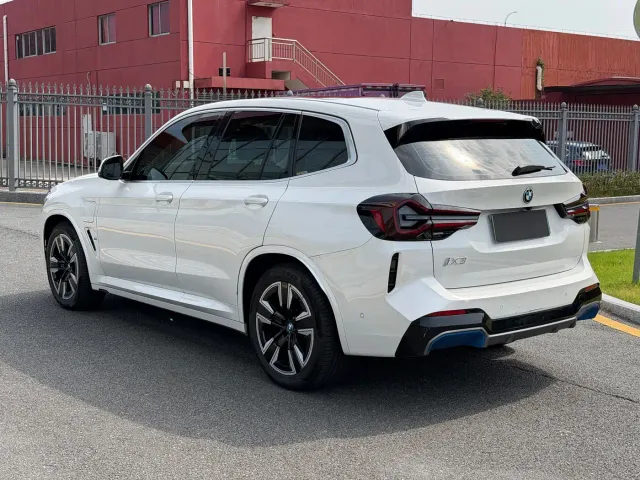 BMW iX3 — Фото автомобиля 4