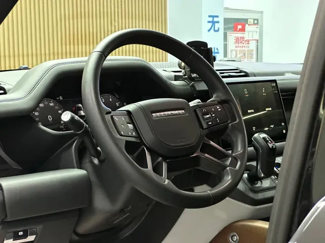 Land Rover Defender — Фото автомобиля 9