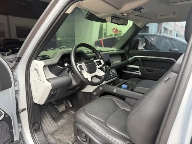 Land Rover Defender — Фото автомобиля 7