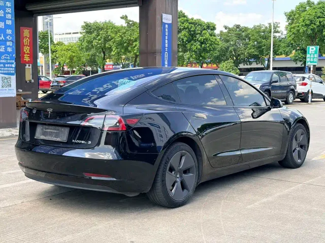 Tesla Model 3 — Фото автомобиля 4