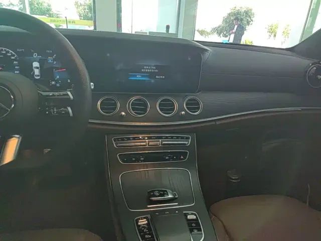 Mercedes-Benz E-Class — Фото автомобиля 12
