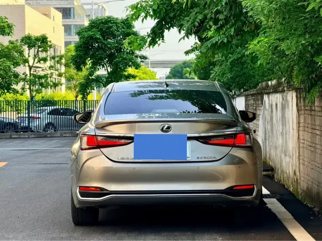 Lexus ES — Фото автомобиля 7
