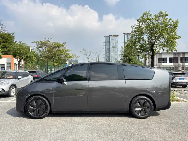Li Auto MEGA — Фото автомобиля 4