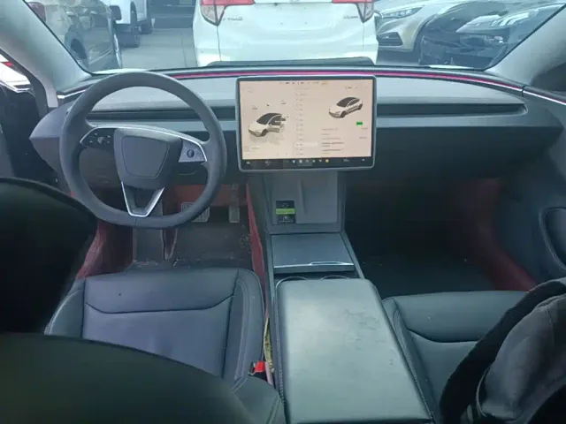 Tesla Model 3 — Фото автомобиля 9