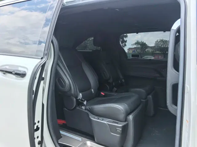 Toyota Sienna — Фото автомобиля 12