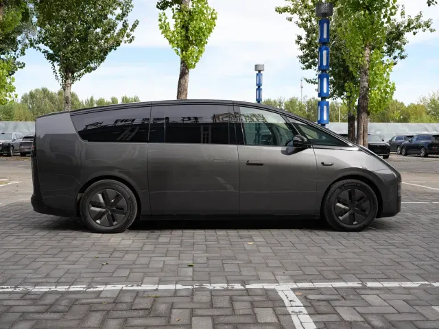 Li Auto MEGA — Фото автомобиля 4