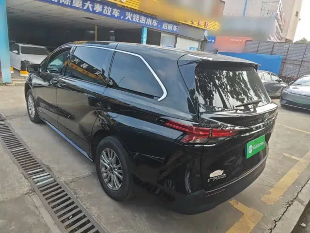 Toyota Sienna — Фото автомобиля 4