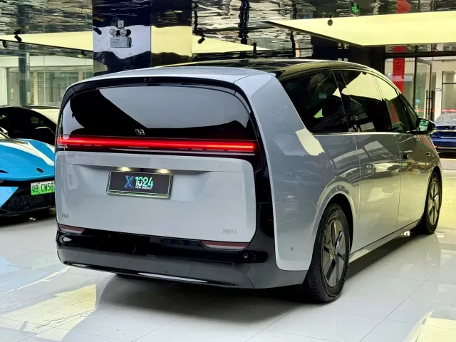 Li Auto MEGA — Фото автомобиля 13