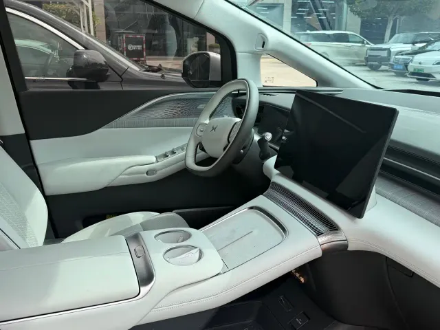 Xpeng X9 — Фото автомобиля 13