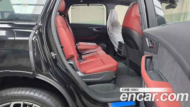 Audi SQ7 — Фото автомобиля 10