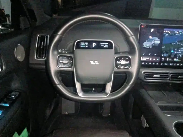 Li Auto L9 — Фото автомобиля 11
