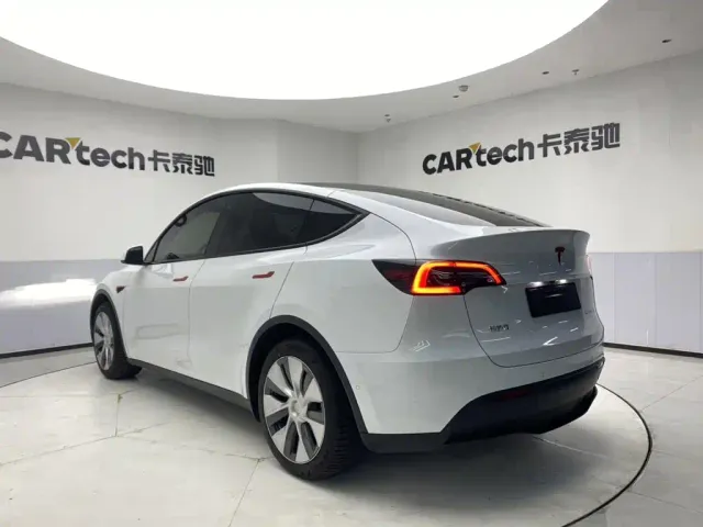 Tesla Model Y — Фото автомобиля 7