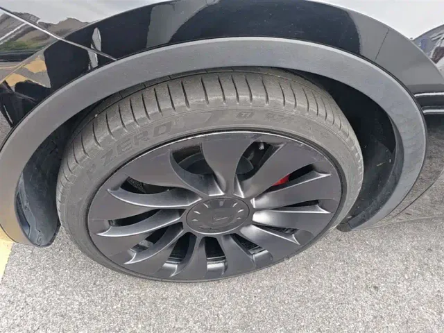 Tesla Model Y — Фото автомобиля 22