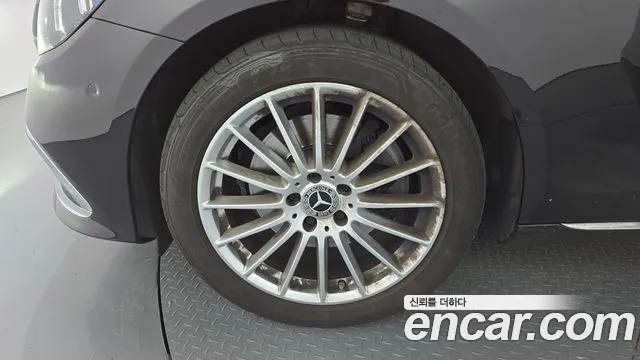 Mercedes-Benz E-Class — Фото автомобиля 5