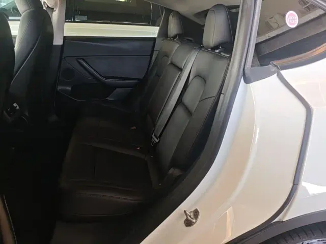 Tesla Model Y — Фото автомобиля 16