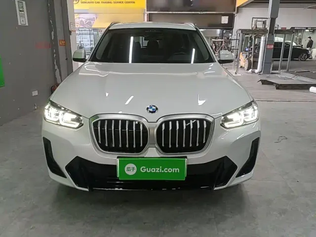 BMW iX3 — Фото автомобиля 2