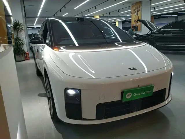 Li Auto i8 — Фото автомобиля 3
