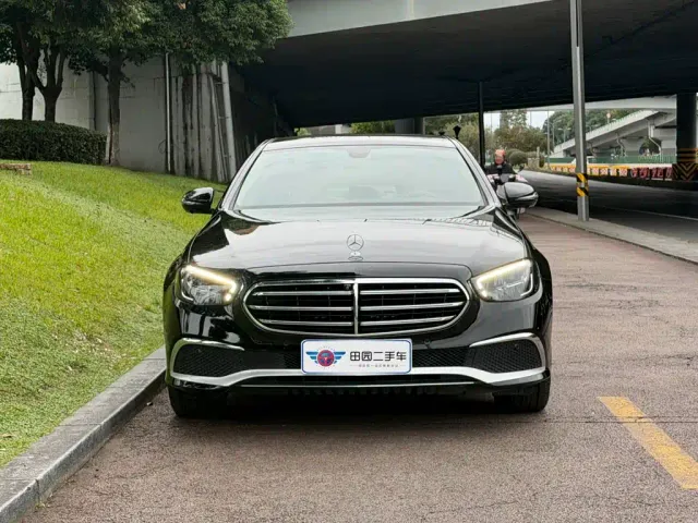 Mercedes-Benz E-Class — Фото автомобиля 2