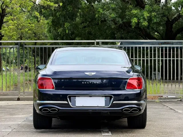 Bentley Flying Spur — Фото автомобиля 17