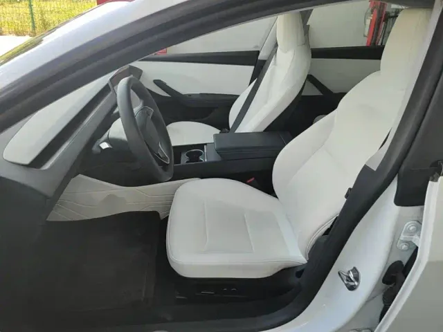 Tesla Model 3 — Фото автомобиля 14