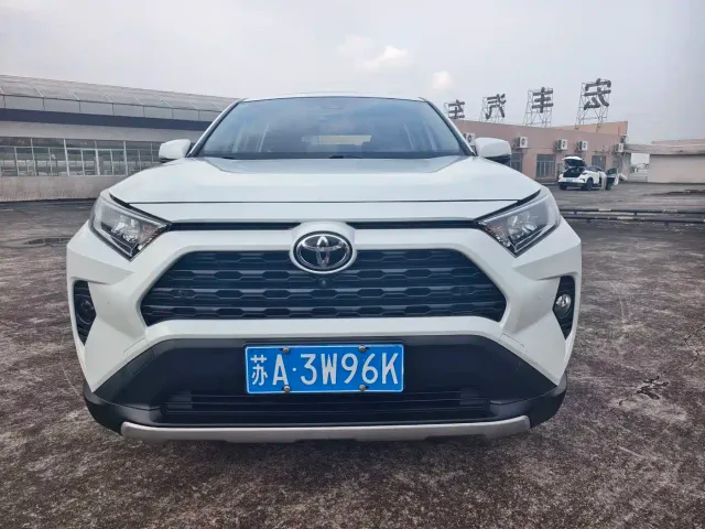 Toyota RAV4 — Фото автомобиля 3