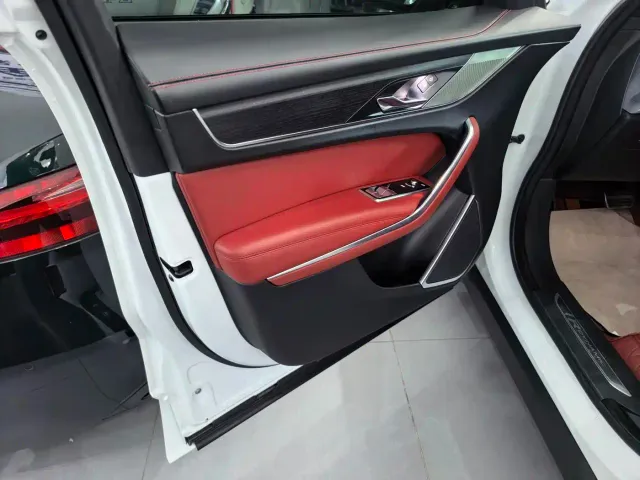 Jaguar F-Pace — Фото автомобиля 7