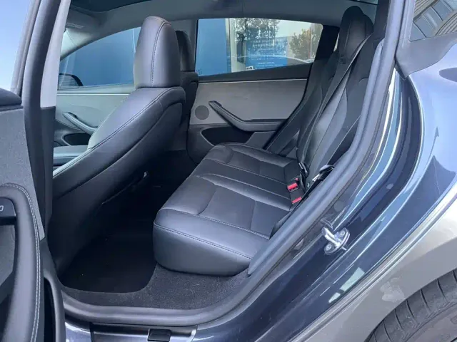 Tesla Model 3 — Фото автомобиля 8