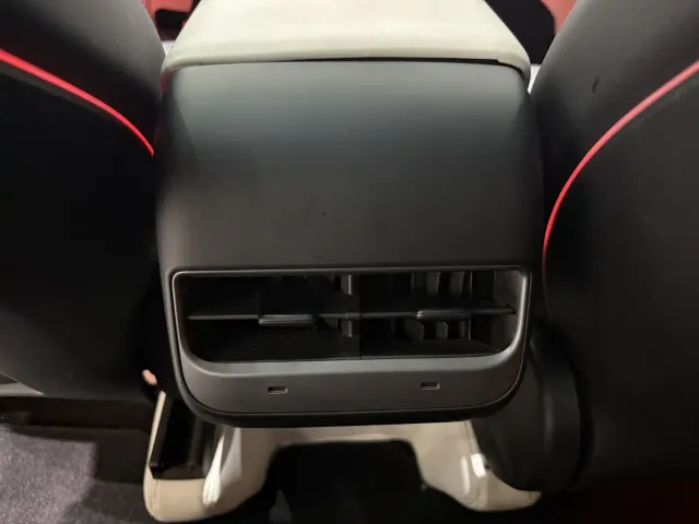 Tesla Model Y — Фото автомобиля 9