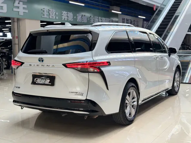 Toyota Sienna — Фото автомобиля 16