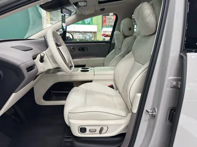 Li Auto i8 — Фото автомобиля 10