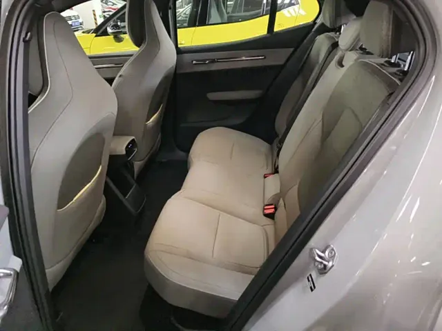 Volvo EX30 — Фото автомобиля 16