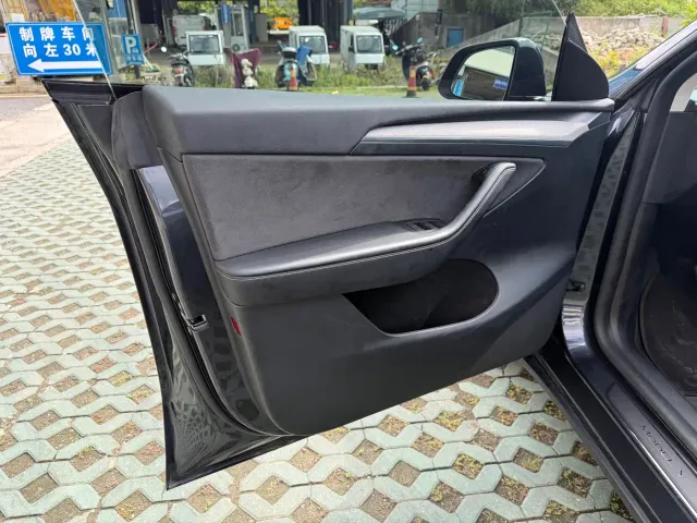 Tesla Model Y — Фото автомобиля 15